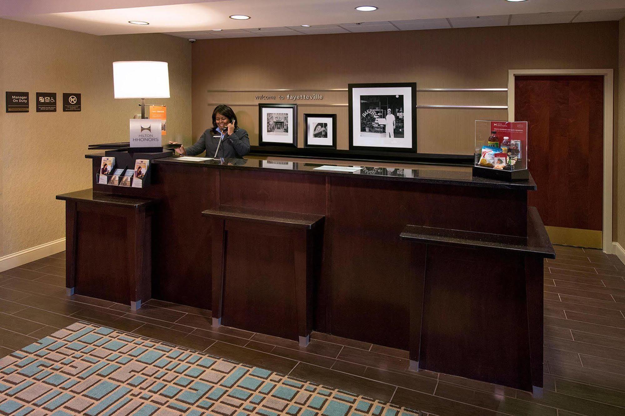Hampton Inn Фейетвилл Экстерьер фото